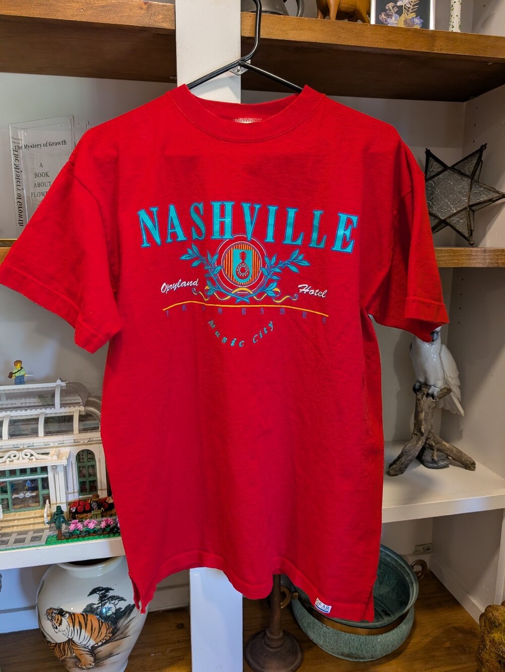Vintage Nashville Opryland Hotel Red T-shirt Size Large